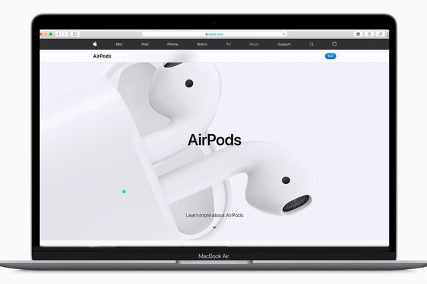 MacBook Air与Airpods网页显示在它上面